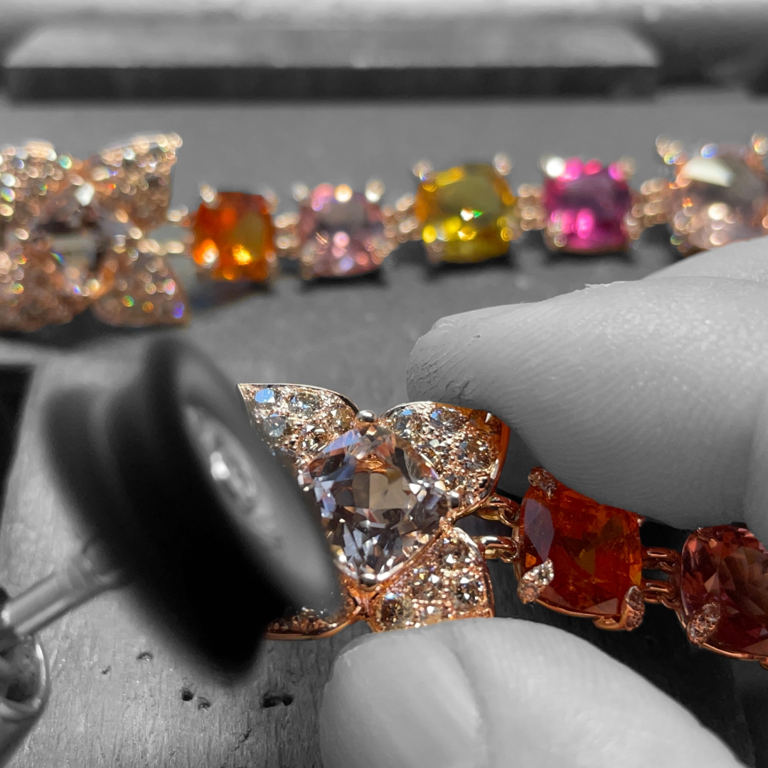 Behind the Scene: Ohrringe mit Diamanten, Mandarinen-Granaten und Turmalinen