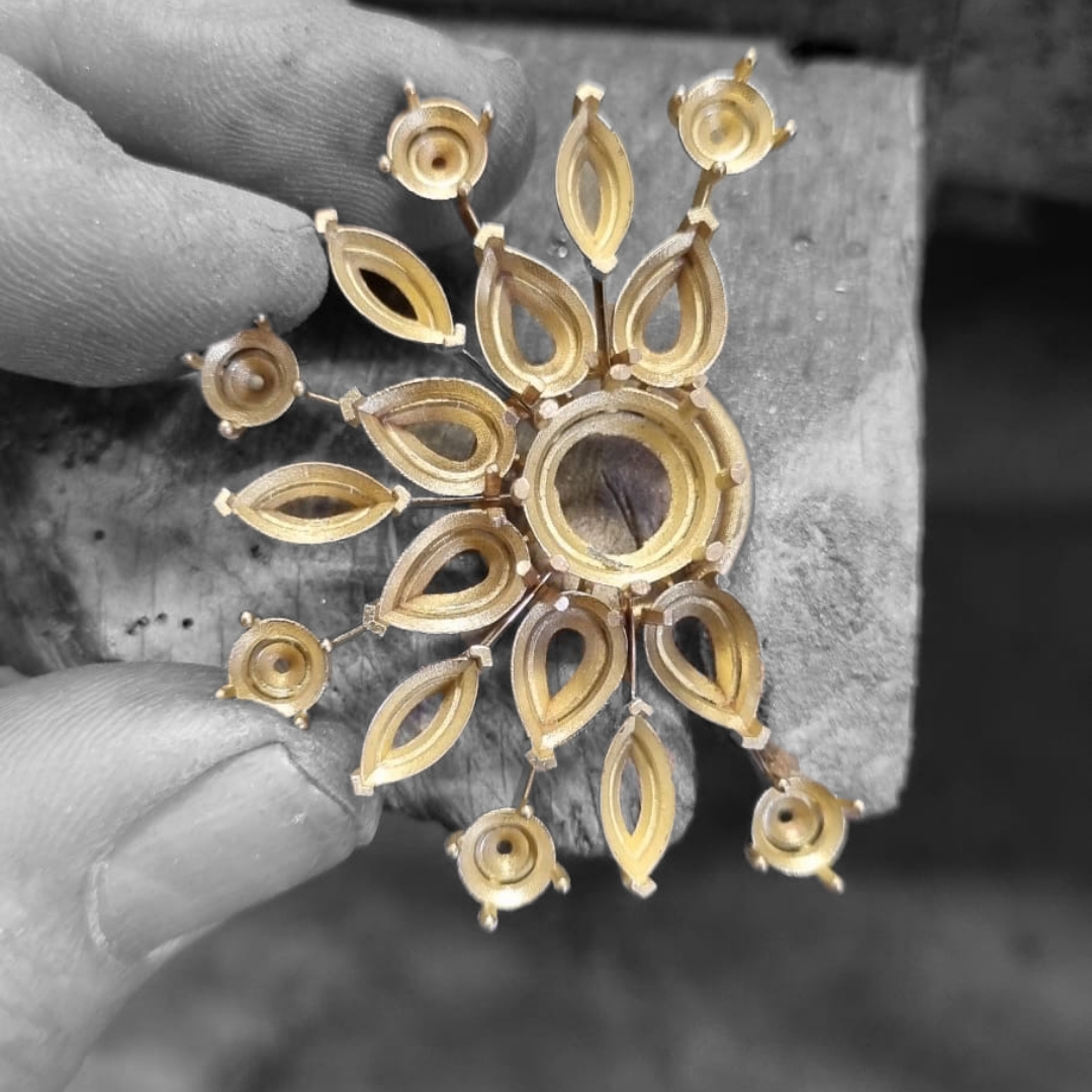 Behind the Scene: Ohrringe mit Tansaniten und Saphiren